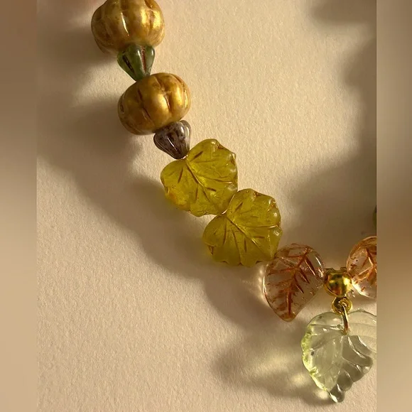 NWOT bracelet Pumpkins & Autumn Leaves rose Czech Glass, charms, stretch Osfm - Picture 9 of 10